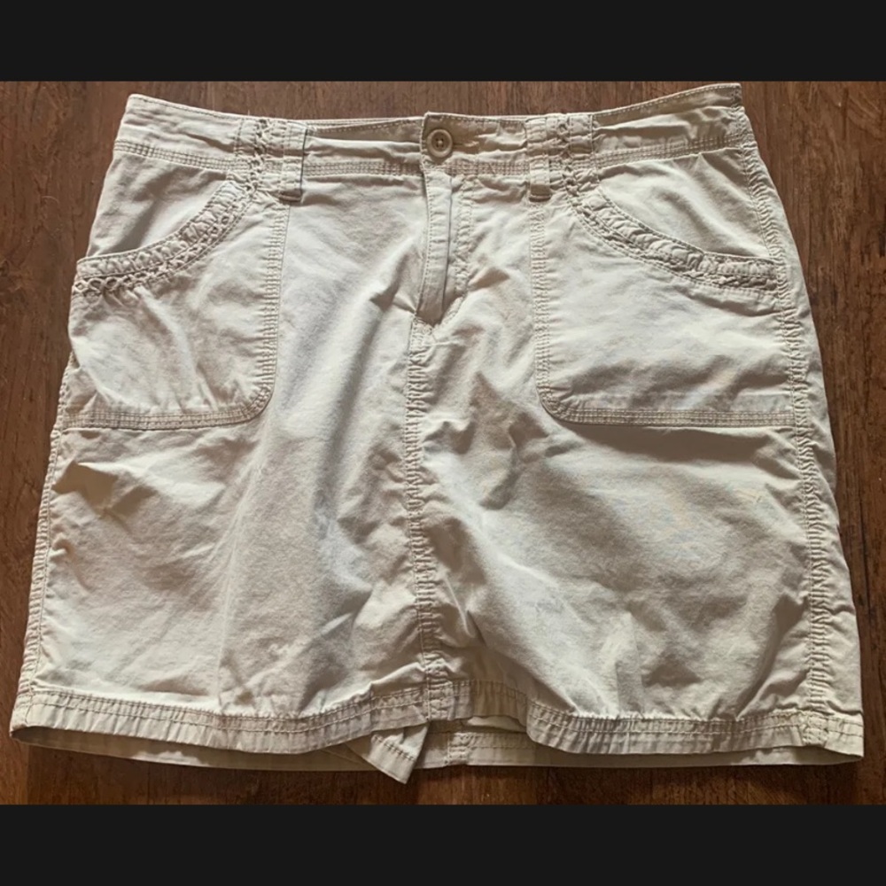 ST. JOHN'S BAY STRETCH GOLF SKORT SZ 10 GOLF SKIRT-SHORTS UNDERNEATH-KHAKI